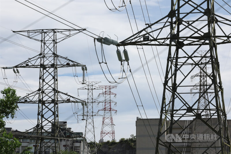 圖為新北市汐止超高壓變電所周邊高壓電塔。(中央社檔案照片)