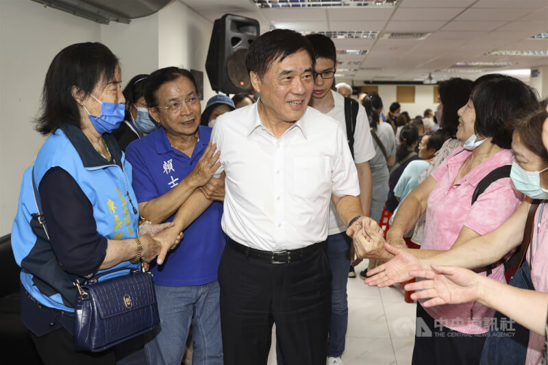 國民黨主席18日將改選,候選人之一的郝龍斌(中)9日晚間現身台北市文山區拜票,與支持者握手致意。中央社記者鄭清元攝 114年10月9日