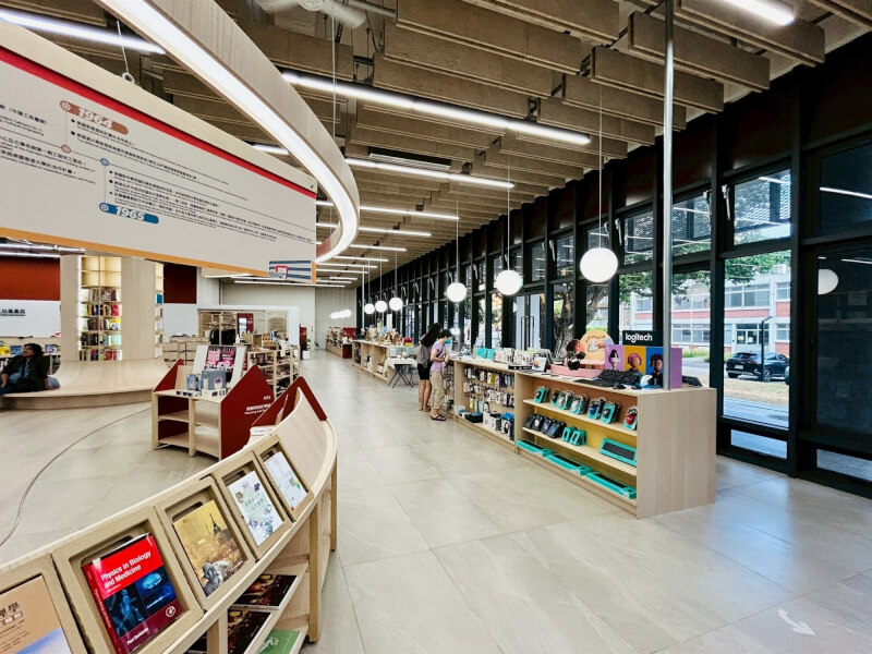 2024年開幕的麗文校園書局成大店是楊宏文的新嘗試,與校內博物館共構,強調展示與跨域合作。(麗文文化提供)中央社記者蘇筱雯傳真 114年10月9日