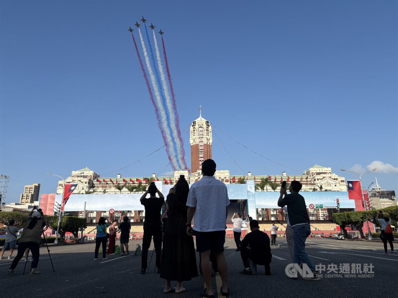 圖為國軍8日進行國慶大會全兵力空中操演,空軍雷虎小組5架勇鷹高教機噴彩煙飛越總統府上空。中央社記者吳書緯攝 114年10月8日