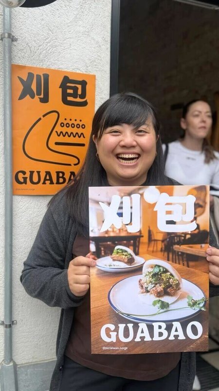 中國文化大學校友王湘鄉（前）現於挪威任教，她將刈包、滷肉飯等家鄉美食結合當地食材，創作北歐版台灣料理，打造獨特「台灣味」。（文大提供）中央社記者許秩維傳真　114年10月9日