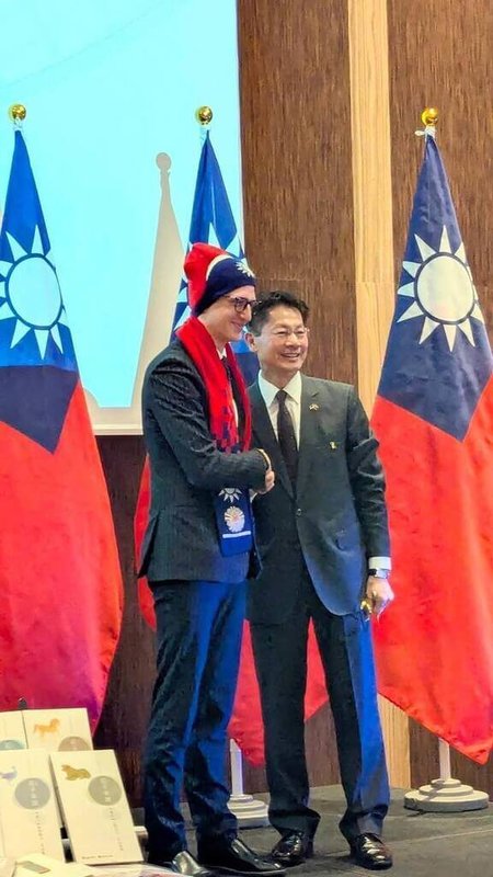 駐拉脫維亞代表李憲章(右)在國慶酒會上回贈愛沙尼亞國會友台小組主席裴克多(左)中華民國國旗圖案圍巾及毛線帽,感謝他致力協助推動台愛關係的努力。(駐拉脫維亞代表處提供)中央社記者游堯茹維爾紐斯傳真 114年10月9日