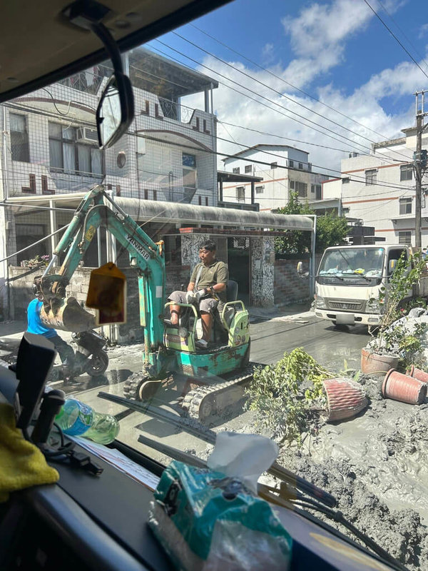 花蓮馬太鞍溪堰塞湖溢流釀災，桃園市挖土機行老闆林鴻森救災時受傷、引發敗血症死亡。圖為林鴻森在光復鄉災區救災身影。（家屬提供）中央社記者葉臻傳真 114年10月9日