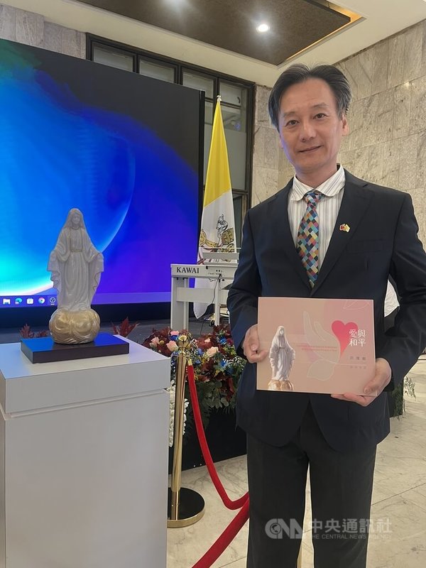 駐教廷使館國慶酒會中,展示台灣知名鹽雕藝術家羅廣維作品。中央社記者黃雅詩羅馬攝 114年10月9日