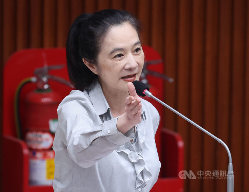 台北市長蔣萬安9日赴議會施政報告,涉京華城案的國民黨市議員應曉薇(圖)針對市政議題進行質詢,並提到,希望市府別再詢問她何時可參加與市長便當會,因「一朝被蛇咬、十年怕草繩」。中央社記者趙世勳攝 114年10月9日