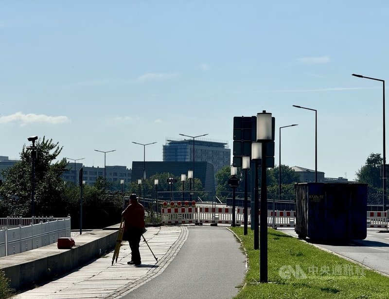 德國城市道路進行維修與測量作業,工作人員手持測距儀進行地面高程與結構檢測。德國近年積極推動智慧基礎設施技術研發,盼透過AI與感測系統改善道路監測與維修效率。中央社記者林尚縈柏林攝 114年10月9日