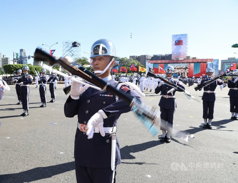 114年國慶大會10日上午在總統府前舉行,序幕暖場由國防部聯合樂隊暨三軍儀隊帶來精湛操槍技術與隊形變換,並演出2024年世界棒球12強賽應援歌曲「就一起」。中央社記者張新偉攝 114年10月10日