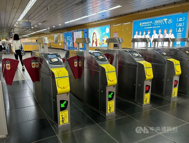 台北市長蔣萬安10日表示,台北捷運全線車站閘門硬體建置已完成,預計民國115年1月起開放使用QR Code掃碼乘車,支援市面常見的悠遊付、LINE Pay等。中央社記者陳昱婷攝 114年10月10日