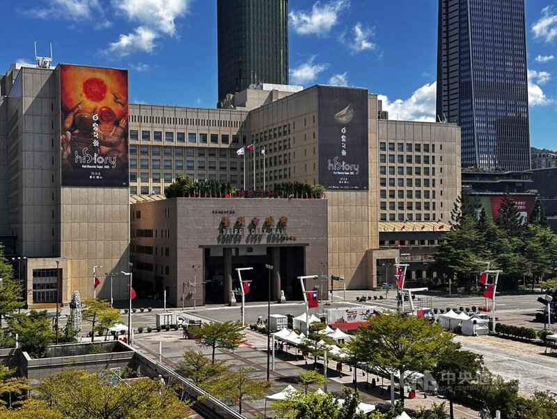 有議員指台北市政府缺額仍多,市府人事處對此回應表示,北市公務員缺額經扣掉將補足員額數後,總缺額約4300人,達實際缺額率5.6%,尚屬合理,將持續透過多元管道遴補人力。圖為台北市政府大樓。中央社記者劉建邦攝 114年10月10日