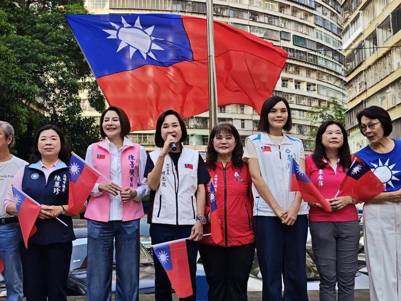 國民黨立委柯志恩(右5)10日前往高雄果貿社區參加國慶升旗活動時表示,國慶日是中華民國生日,看到果貿社區國旗處處飄揚非常感動,「國旗不應該只在果貿社區飄揚」,將帶著眾人期待,力拚2026年九合一大選。(柯志恩團隊提供)中央社記者林巧璉傳真 114年10月10日