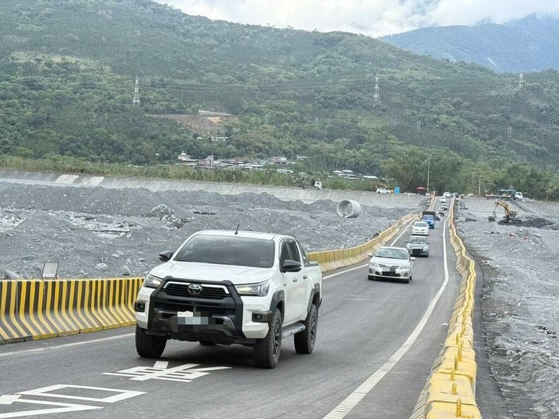 台9線馬太鞍溪橋遭沖毀,交通部公路局10日表示,經連日施工搶修,馬太鞍溪橋涵管便道下午3時通車,初期開放小型車及搶救災車輛通行,後續視通車情形滾動檢討逐步放寬。(交通部公路局提供)中央社記者黃巧雯傳真 114年10月10日