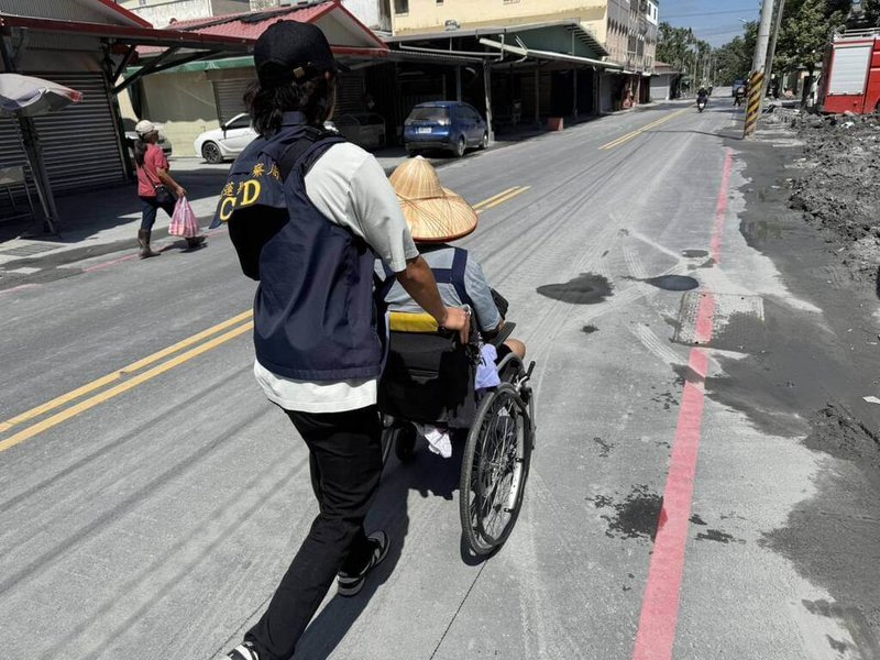 花蓮縣光復鄉65歲黃姓身障災民日前通報,放在床旁的新台幣13萬元救命錢遭竊,警方隨即組成專案小組追查,10日將涉案人拘提到案送辦。(花蓮縣警局提供)中央社記者張祈傳真 114年10月10日