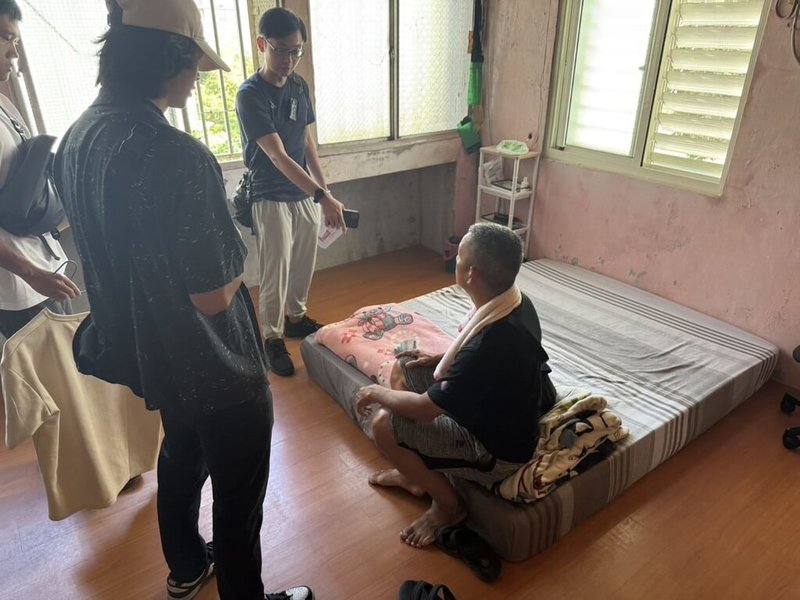 花蓮縣光復鄉黃姓身障災民的新台幣13萬元救命錢遭竊,警方獲報追查,10日將涉案的黃姓送餐志工(右)逮捕到案,並查扣贓款7萬多元、金飾及手機證物等。(花蓮縣警局提供)中央社記者張祈傳真 114年10月10日