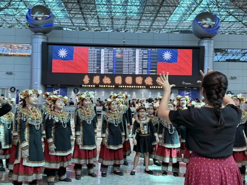 Puzangalan希望兒童合唱團10日國慶日現身桃園國際機場快閃演出,帶來7首台灣經典曲目,從「望春風」到傳統排灣族歌謠等,成為民眾旅途中的動人回憶。(桃園機場公司提供)中央社記者沈佩瑤傳真 114年10月10日