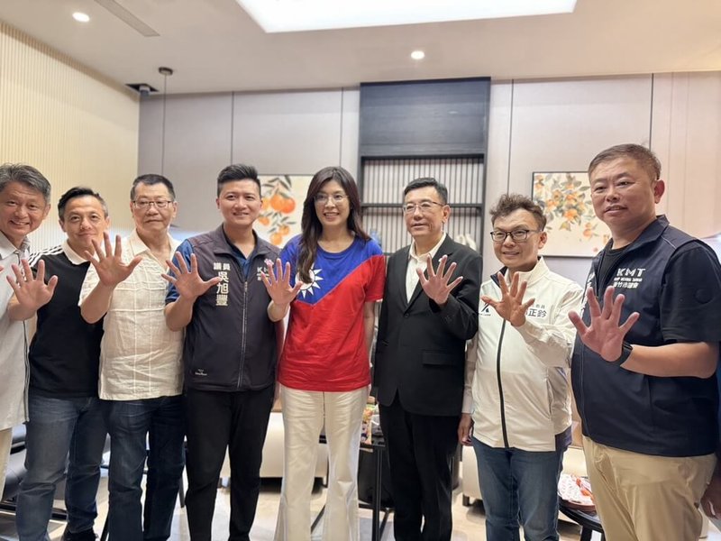 國民黨主席候選人鄭麗文（右4）10日到新竹市向基層黨員拜票，議長許修睿（右3）公開表態力挺，他說，鄭麗文是改革派，國民黨未來若有機會能由她帶領走過2026、2028，相信能夠重返執政。（民眾提供）中央社記者管瑞平傳真  114年10月10日