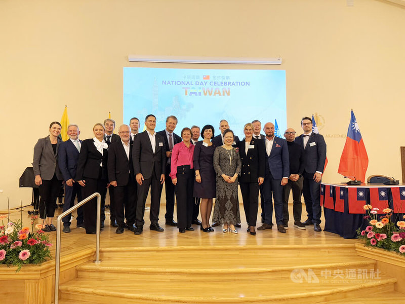 駐立陶宛台灣代表處8日晚間在首都維爾紐斯舉辦國慶酒會,現場政商人士雲集,展現台立關係近年持續深化的成果。中央社記者游堯茹維爾紐斯攝 114年10月10日