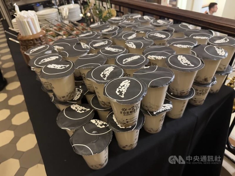 駐立陶宛代表處於國慶酒會特別準備台灣珍珠奶茶、控肉飯與刈包等台式料理,讓與會貴賓享受台灣風味,共慶雙十。中央社記者游堯茹維爾紐斯攝 114年10月10日