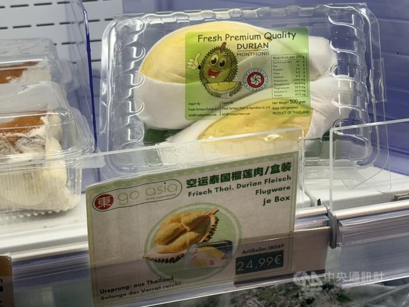 德國亞洲超市販售泰國進口榴槤,小小一盒售價近新台幣900元。隨冷鏈技術進步與亞洲超市普及,熱帶水果逐漸進入德國人日常視野。中央社記者林尚縈柏林攝 114年10月10日