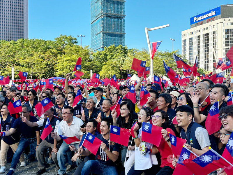 台北市政府114年國慶活動10日在府前廣場舉行,現場旗海飄揚,台北市長蔣萬安(前中)與眾人開心合影。中央社記者陳昱婷攝 114年10月10日