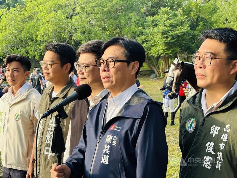 輝達(NVIDIA)台灣總部進駐北士科用地卡關,引發全台關注。高雄市長陳其邁(前右2)10日接受媒體聯訪表示,市府當然主觀期待能到高雄,會跟中央合作提供最優惠條件,不管最後選擇哪裡,都希望一定要留在台灣。中央社記者洪學廣攝 114年10月10日