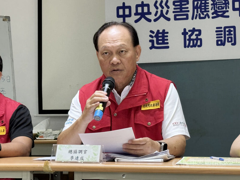 馬太鞍溪堰塞湖洪災重創光復鄉,中央災害應變中心募得機車、電冰箱及洗衣機等大型家電物資,前進協調所總協調官季連成10日表示,下週將優先配發中低收入戶災民。中央社記者張祈攝 114年10月10日
