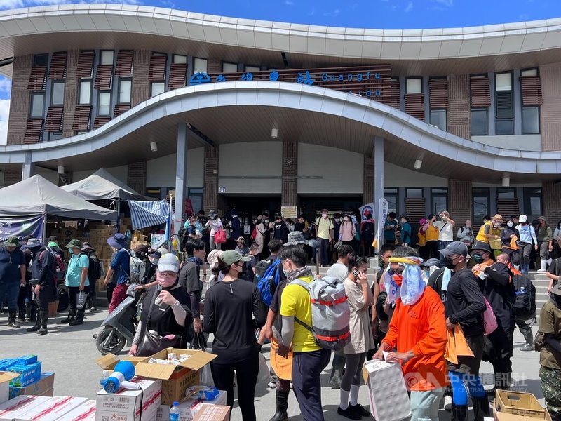 國慶連假首日,台鐵光復站10日仍有許多志工前往災區幫忙。中央社記者張祈攝 114年10月10日