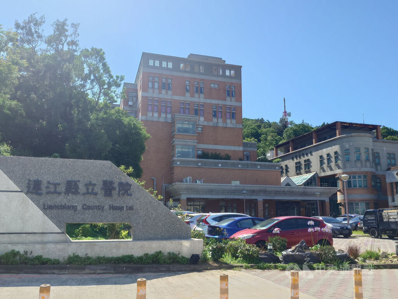 馬祖南竿1名女駕駛9日上午在連江縣立醫院尋找停車位時,疑因太陽光照射導致視線不佳,撞上步行中的張姓男子。張男隨即被送醫急救,後因顱內出血送往台灣本島醫院;因評估康復機率不高,家屬已決定讓張男返回馬祖安寧照護。圖為連江縣立醫院入口。中央社記者潘欣彤攝 114年10月10日