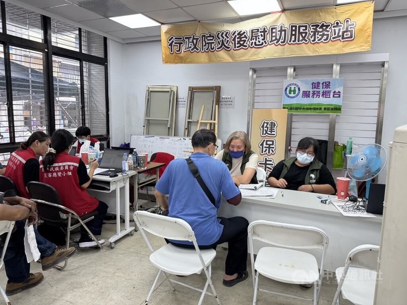 花蓮縣光復鄉一站式災後慰助服務站7日啟動,將運作至12日,國慶3天連假不休息,統計至9日已完成531戶匯款入帳。中央社記者張祈花蓮攝 114年10月10日