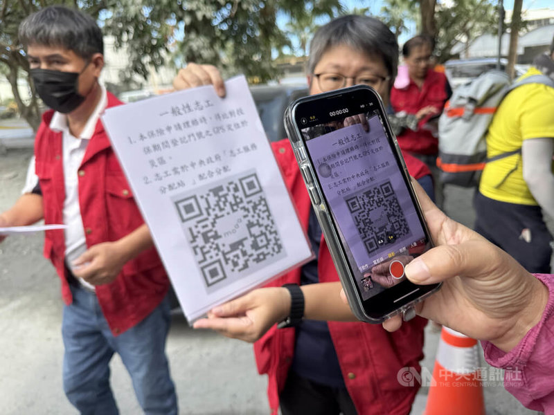 中央災害應變中心前進協調所10日下午宣布,花蓮光復災區志工保險開放一般性志工「鏟子超人」投保,每次加保以3天為限,每人保額新台幣100萬元。中央社記者張祈攝 114年10月10日