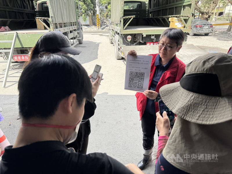 花蓮光復災區志工保險從10日下午1時起開放「鏟子超人」投保,申辦保險地點為光復車站旁志工服務分配站大帳篷區,掃描QR code後投保,時間為每天上午8時至下午4時。中央社記者張祈攝 114年10月10日