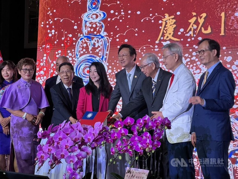 為慶祝雙十國慶,駐新加坡代表處10日舉辦酒會,吸引各界領域人士參與。中央社記者吳昇鴻新加坡攝 114年10月10日