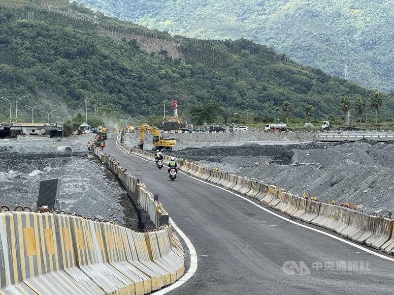 花蓮馬太鞍溪橋遭堰塞湖溢流洪水沖斷,經過連日搶修,涵管便道10日下午3時提前通車。中央社記者張祈攝 114年10月10日