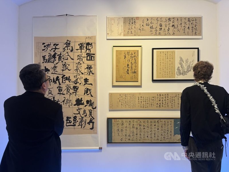 台灣當代水墨書法家蕭一凡個展「生成/混沌:書寫的零度」一系列的書法、山水作品在捷克首都布拉格卡夫卡故居KAFKOFF Gallery展出,展期至本月31日結束。中央社記者劉郁葶布拉格攝 114年10月10日