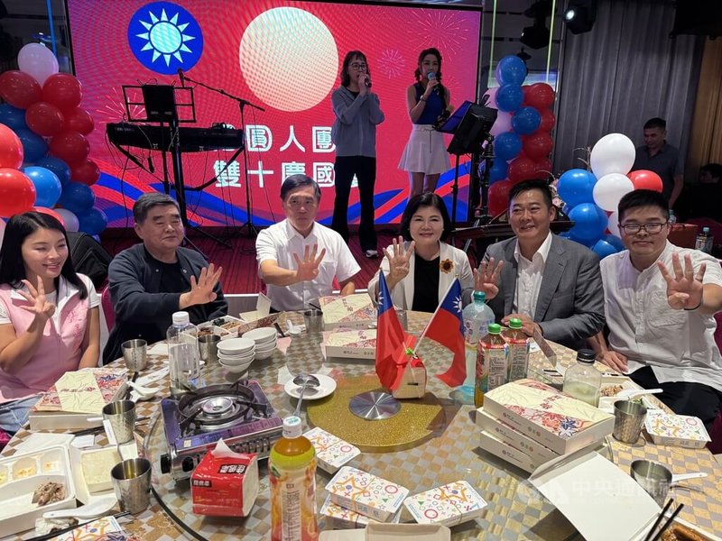 國民黨主席候選人郝龍斌（前左3）10日晚間受邀到雲林縣參加雙十聯誼餐會，前雲林縣長張榮味（前左2）、雲林縣長張麗善（前右3）等人出席力挺，現場，眾人高呼「當選」。中央社記者姜宜菁攝  114年10月10日