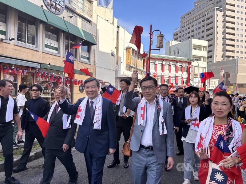 慶賀中華民國114年國慶,留日橫濱華僑總會10日在橫濱舉辦表演及遊行,場面盛大。駐日代表李逸洋(中)、駐橫濱分處處長范振國(右2)參與遊行。中央社記者戴雅真橫濱攝 114年10月10日