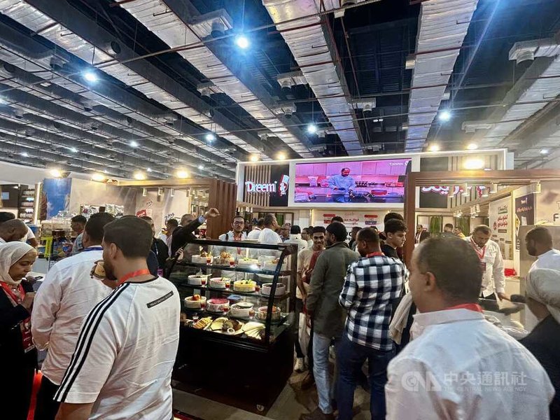 埃及人擁有嗜甜的飲食特性。埃及酒店用品展食材展示區以甜點為大宗,而且試吃人潮絡繹不絕。中央社記者施婉清開羅攝 114年10月10日