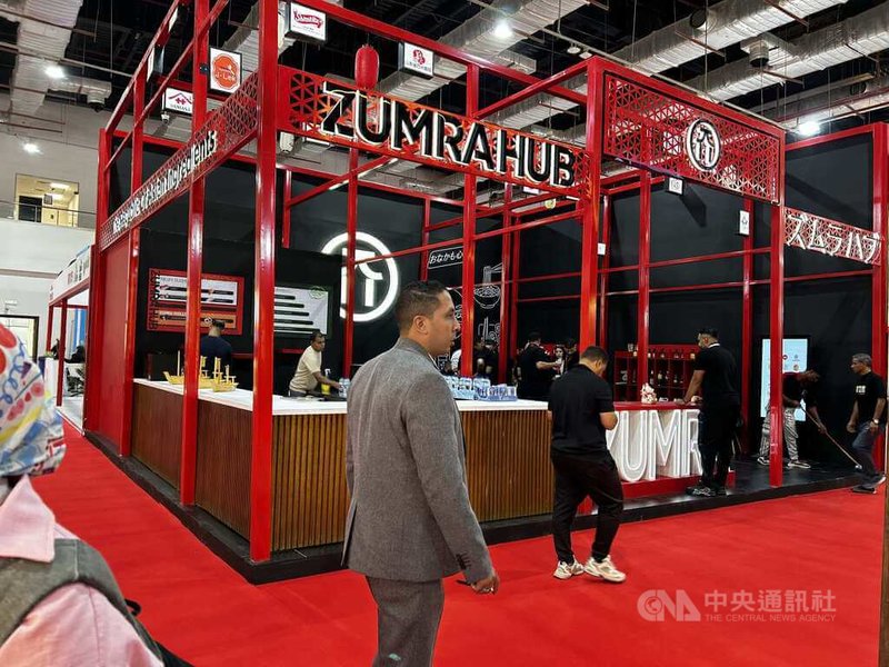 Zumra是埃及最大的亞洲食品進口商,2011年成立時是日式壽司食材進口商,在展覽會場提供現做壽司試吃。中央社記者施婉清開羅攝 114年10月10日