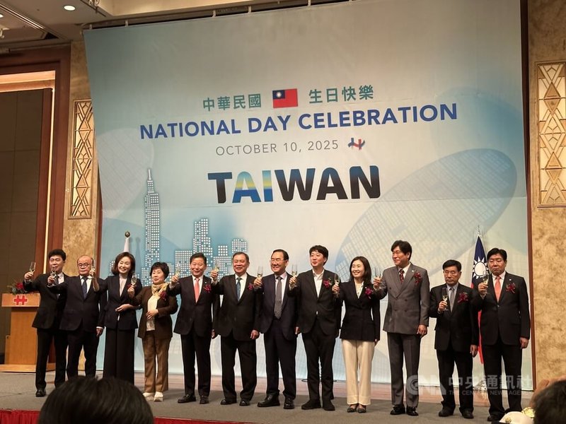駐韓國台北代表部10日在首爾樂天飯店舉辦中華民國114年國慶酒會,代表丘高偉(左6)與台韓貴賓一同舉杯慶祝。中央社記者廖禹揚首爾攝 114年10月10日