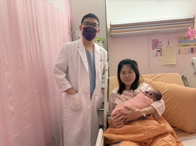 備孕1年多,30多歲翁姓媽媽(右)10日在新光醫院自然產下國慶寶寶,沒想到寶寶會挑這天誕生,本身是新聞從業人員的她,更沒想過有天會因此躍上新聞版面。(新光醫院提供)中央社記者沈佩瑤傳真 114年10月10日
