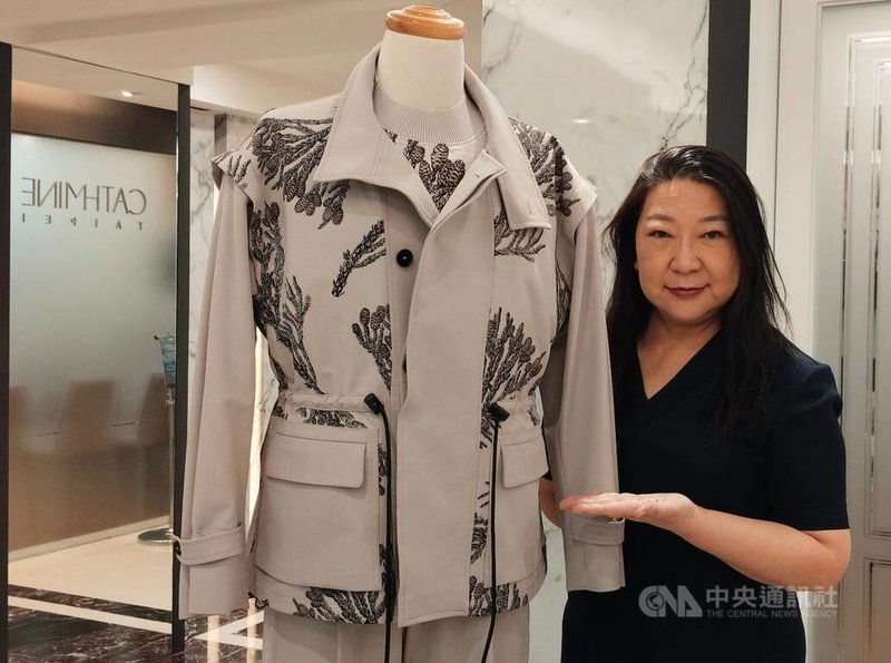 2025年大阪世博的宗旨是實現永續發展。台灣館導覽服由「紡織循環聯盟」成員卓蓉制服打造,負責的設計師廖佳琳接受中央社訪問表示,在選擇布料時,就考慮到應結合世博宗旨,所以採用可回收的環保材質,其中還含有玉米纖維與牡蠣殼。中央社記者汪淑芬攝 114年10月10日