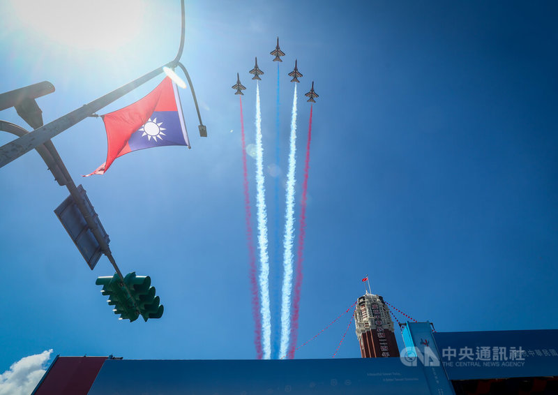 114年國慶大會10日在總統府前舉行,空軍雷虎小組5架勇鷹高教機壓軸登場,施放彩煙飛越總統府上空,為活動畫下完美句點。中央社記者王騰毅攝 114年10月10日