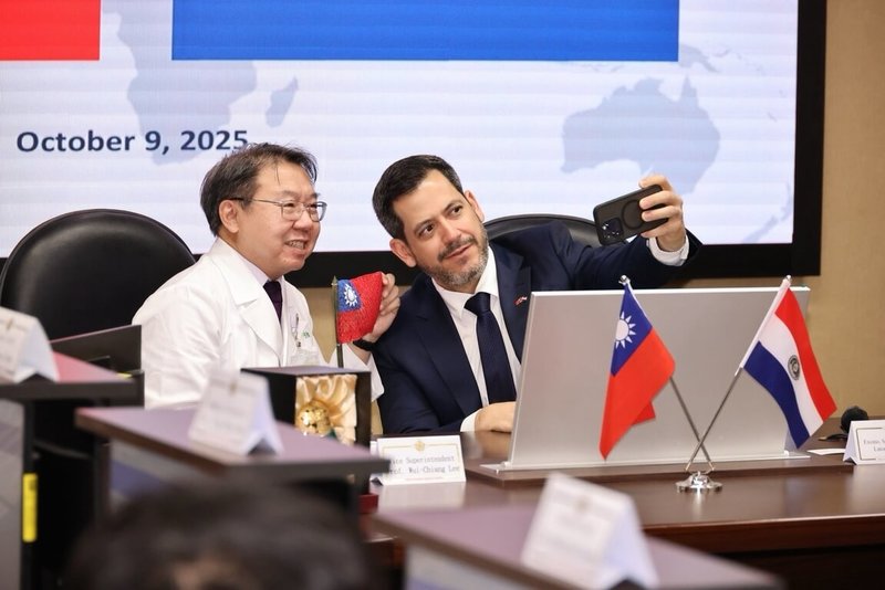 巴拉圭共和國眾議院議長拉托雷(Raúl Luis Latorre Martínez,另譯:拉多雷)(右)9日率團參訪台北榮民總醫院,與台北榮總副院長李偉強(左)開心合影。(台北榮總提供)中央社記者沈佩瑤傳真 114年10月10日