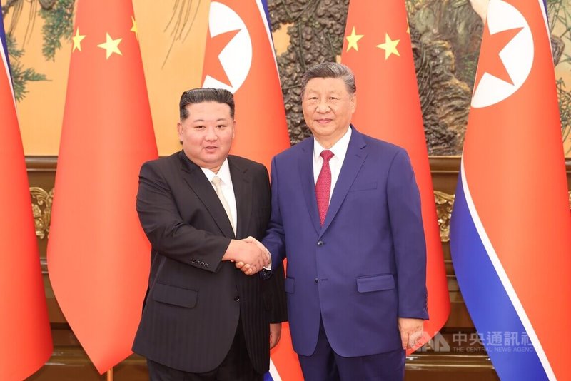中共中央總書記習近平10日致電朝鮮勞動黨總書記金正恩,祝賀朝鮮勞動黨成立80週年。圖為今年9月習近平及金正恩在北京舉行會談。(中新社)中央社 114年10月10日