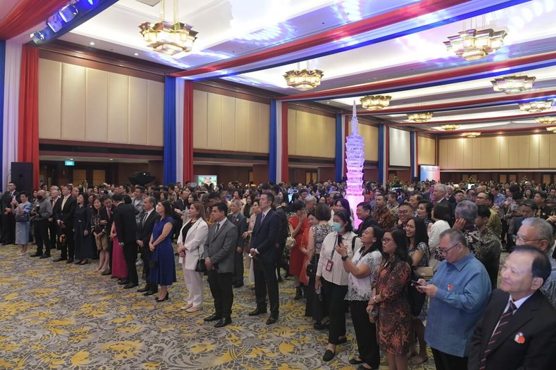 駐印尼代表處7日舉辦114年國慶酒會,印尼政要、使節團、台商等約800人出席。現場更點亮101大樓造型大型冰雕,祝中華民國生日快樂。(駐印尼代表處提供)中央社 114年10月10日