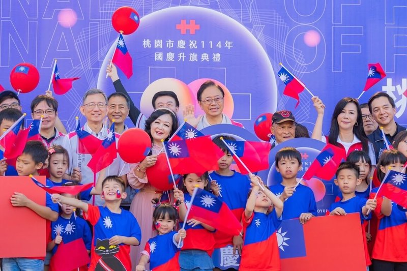 桃園市慶祝114年國慶升旗典禮10日登場,市長張善政(後中右)表示,當前國內政局分歧,呼籲各黨派拋下成見,一起為中華民國加油打拚。(桃園市政府提供)中央社記者葉臻傳真 114年10月10日
