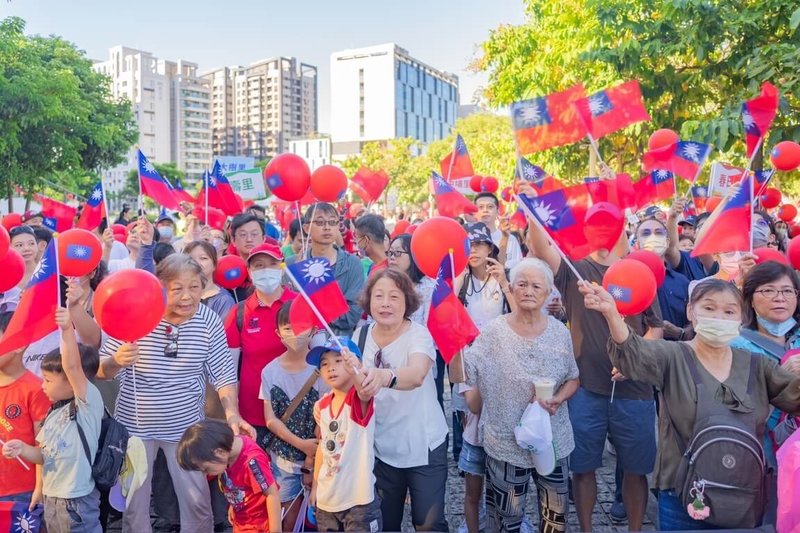 桃園今年以「國慶齊聚.桃園永續」為主題,首度將升旗典禮移師親子公園舉辦,10日不少民眾都到現場共襄盛舉。(桃園市政府提供)中央社記者葉臻傳真 114年10月10日