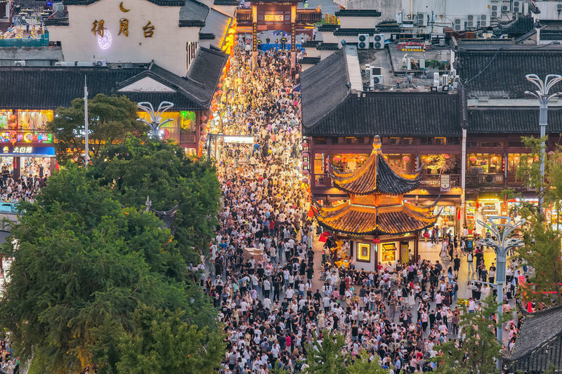 今年中國「十一」長假消費年增2.7%,出現旅遊熱潮。圖為10月5日,江蘇南京,城南夫子廟景區遊客如織。(中新社提供)中央社 114年10月10日