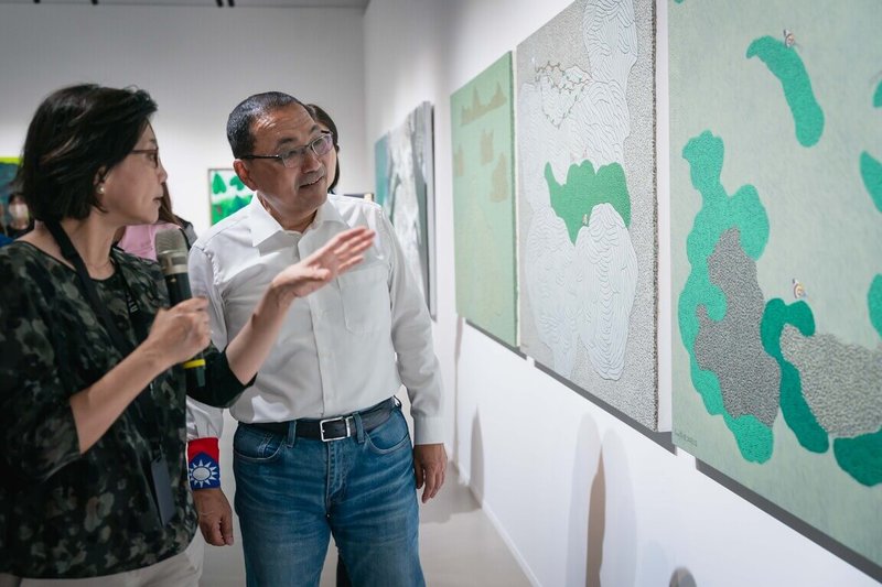 迎接雙十國慶,新北市美術館也推出慶祝活動,其中10日國慶當天全館免費開放參觀,新北市長侯友宜(右)也到場共襄盛舉,並由新美館長賴香伶(左)親自導覽觀展。(新北市文化局提供)中央社記者黃旭昇傳真 114年10月10日