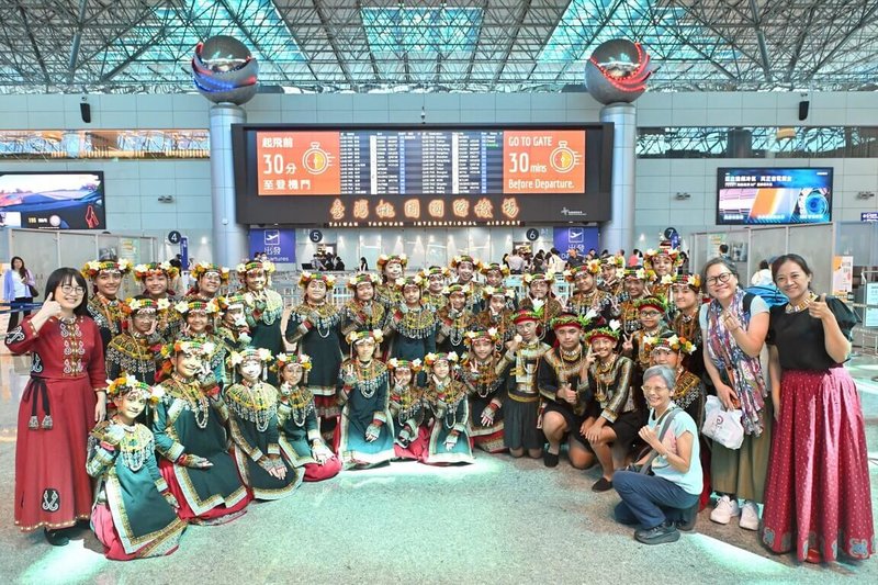 Puzangalan希望兒童合唱團10日應邀在桃園國際機場獻唱,快閃演出7首台灣經典曲目,為旅客帶來驚喜。(桃園機場公司提供)中央社記者沈佩瑤傳真 114年10月10日