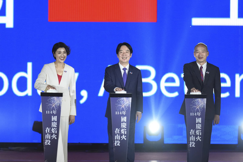 114年國慶焰火10日晚間在南投施放,總統賴清德(中)、立法院長韓國瑜(右)、南投縣長許淑華(左)出席主持啟動儀式,與民眾一同欣賞璀璨煙花點亮夜空。(南投縣政府提供)中央社記者蕭博陽南投縣傳真 114年10月10日
